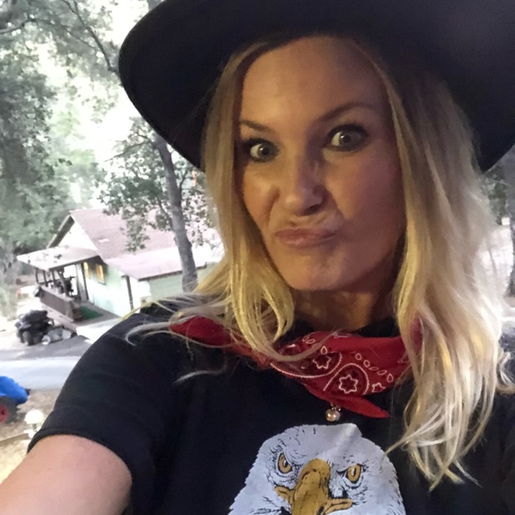 Meet your Posher, Gretchen - Picture 2 of 2